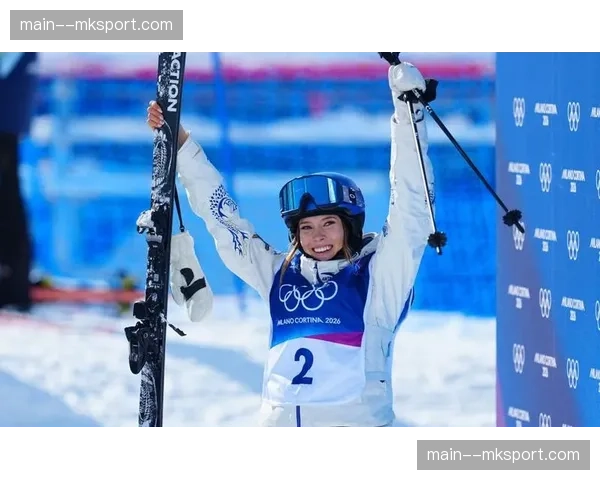 谷爱凌米兰冬奥会自由式滑雪女子U型场地技巧资格赛首跳失误后调整晋级决赛