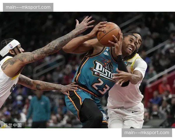 爵士vs奇才半场，马尔卡宁作为高炮台已接球命中三记三分