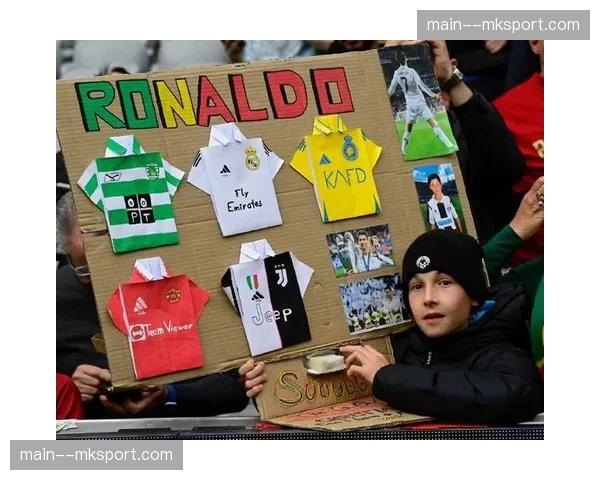 镜头记录：小球迷场边举牌为患病家人加油，获全场掌声